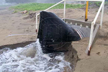 國外<a href=http://m.xajinch.com/ target=_blank class=infotextkey><a href=http://m.xajinch.com target=_blank class=infotextkey>鴨嘴閥</a></a>安裝現場圖